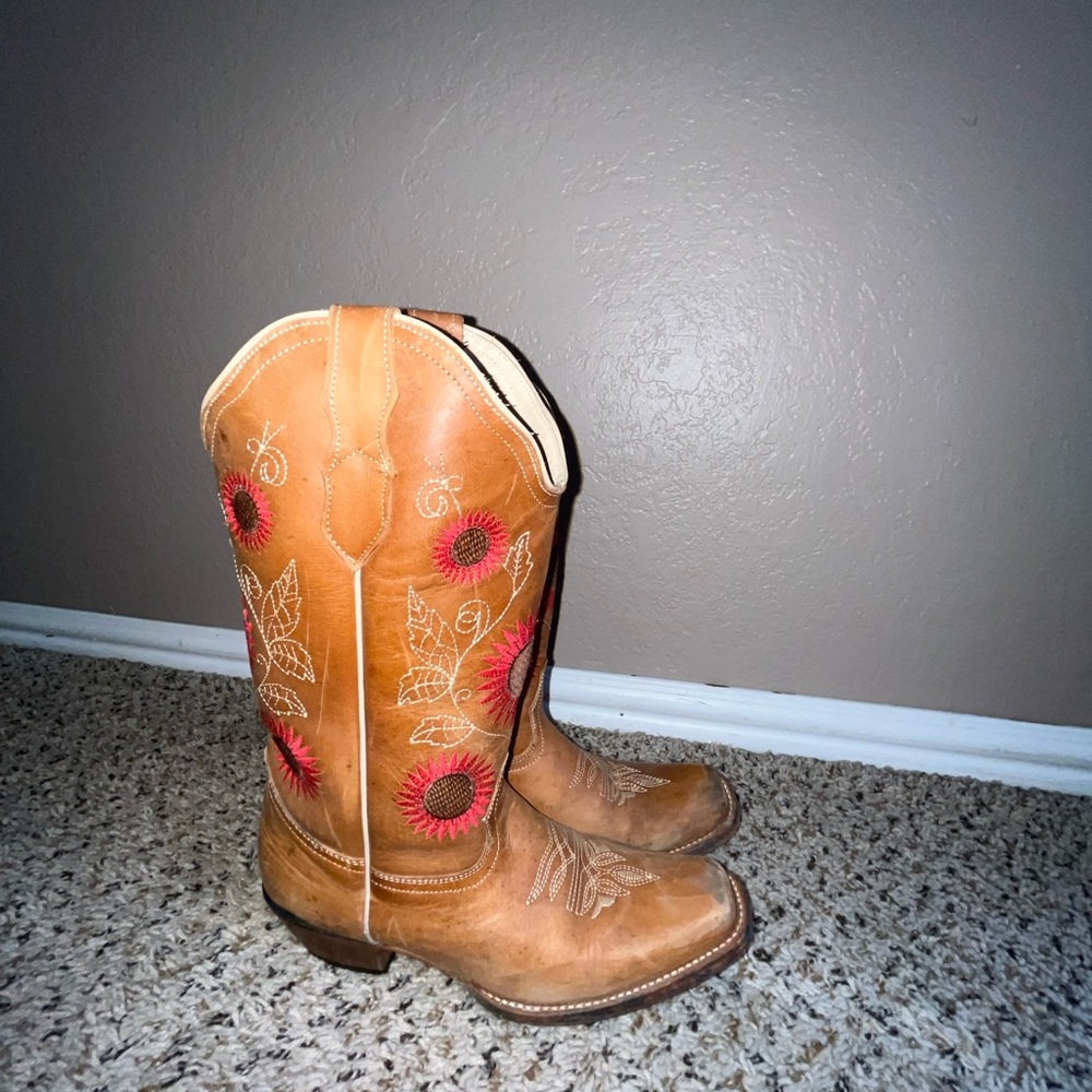 Brown embroidered cowboy boots
